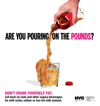 Campanha “Are You Pouring on the Pounds?” (“Você está derramando os quilos a mais?”, em tradução livre), com cartazes que retratam uma garrafa de refrigerante despejando banha em um copo, é a mais nova arma das autoridades de saúde de Nova York no combate à obesidade.