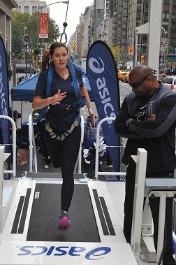 FF Danielle Altschuh takes part in the challenge.