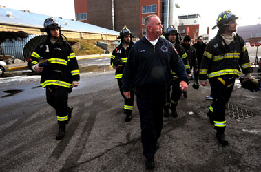  Mets Pitchers Robert Parnell, Dillon Gee, R.A. Dickey and Mike Pelfrey reporting for training with FDNY Lt. Thomas Foy.