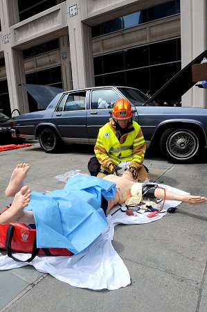 A competitor treats one of the victims of the scenario, a manequin which can simulate a heartbeat and breathing.