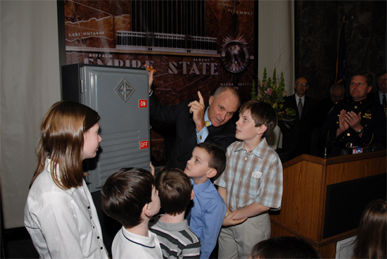 PC Raymond W Kelly with families of Fallen NYPD Officers