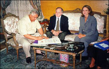 Governor Shehata of Cairo meets with U.S. Ambassador to Egypt Daniel Kurtzer and former SCP Deputy D