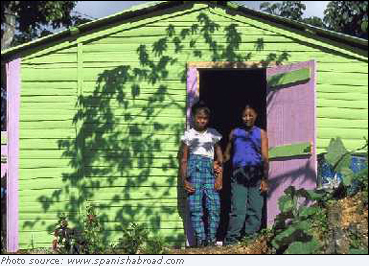 Dominican girls outside their home. Photo source: www.spanishabroad.com