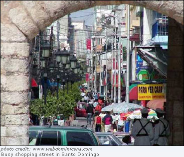 Busy shopping street in Santo Domingo. Photo source: http://www.webdominicana.com