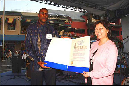 Photo credit: South Africa Tourism, 2003
SCP Executive Director Maley Ong presenting Mayoral Proclamation of
“Celebrate South Africa Day” to Miller Mattola, Portfolio Manager, South Africa Tourism.
