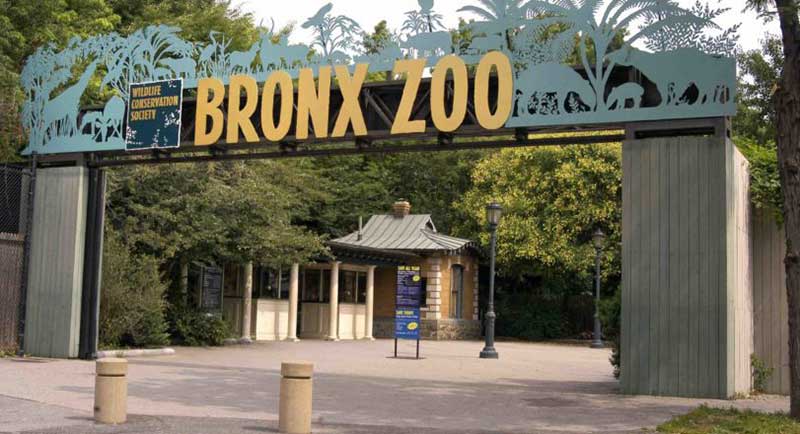 Large Bronx Zoo Park entrance sign