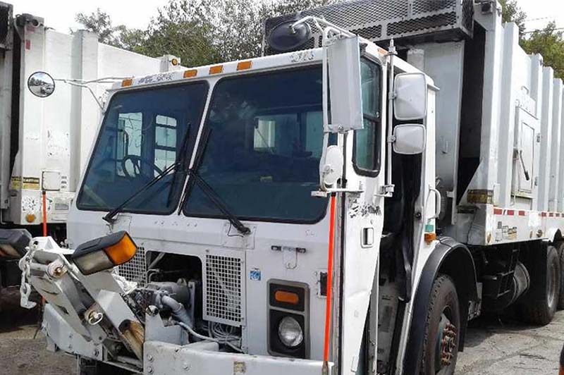 2007 used white Mack Leu 613 garbage truck parked in a lot.