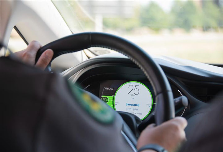 Fleet vehicle featuring intelligent speed assistance technology
