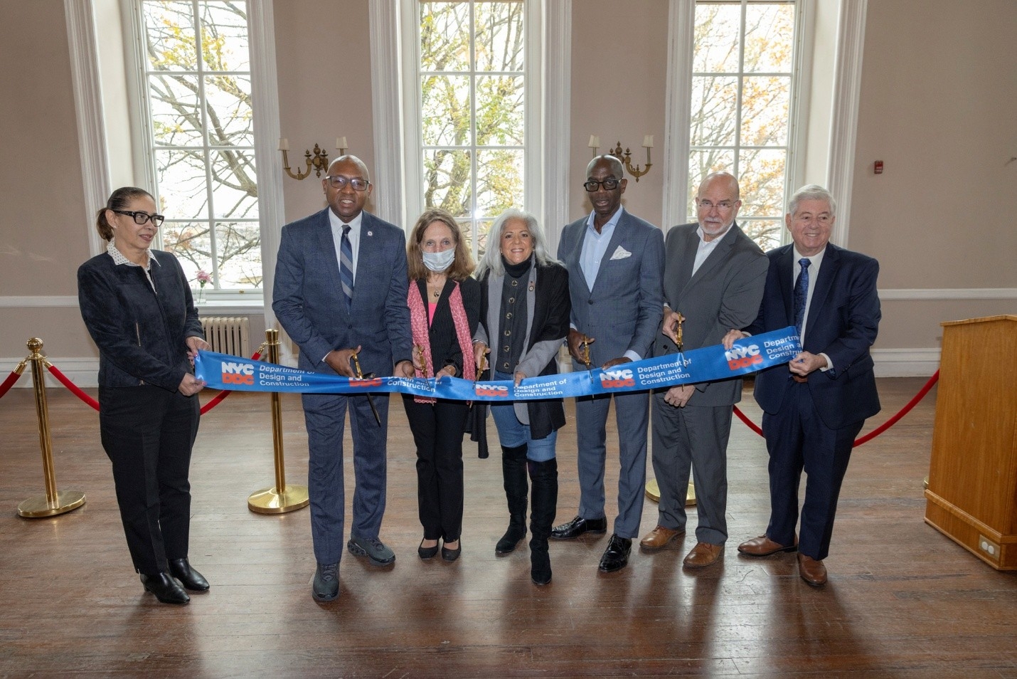 Project partners smile and cut the ribbon for the Poppenhusen Institute