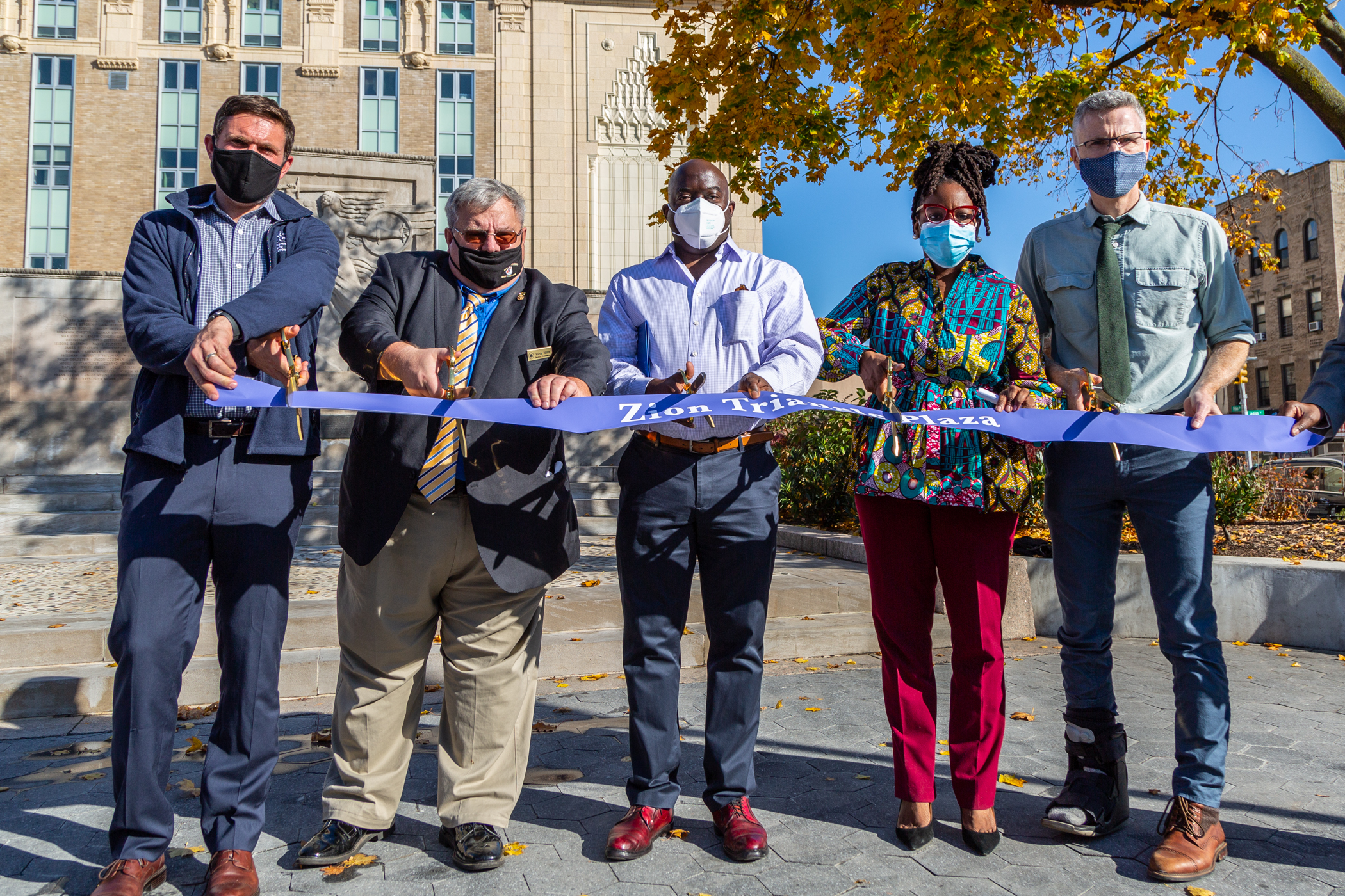 a group photo of City officials