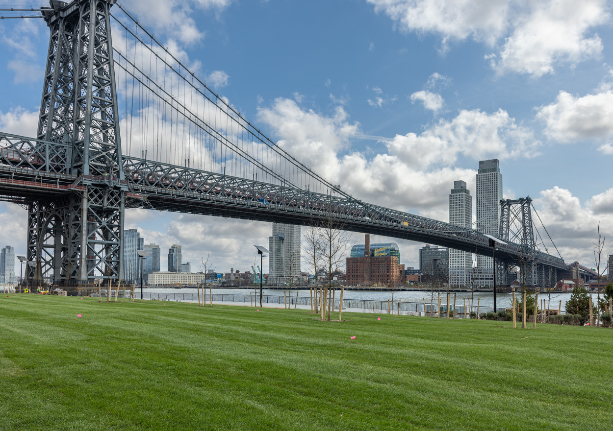 view of lawn at east river park and williamsburg bridge