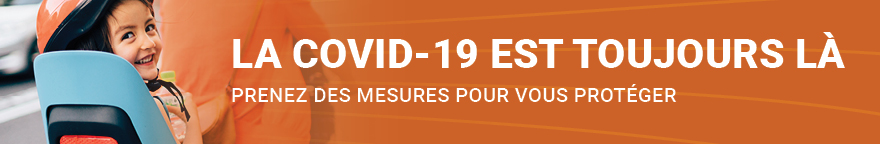 Photo d’un homme assis dans un bus et portant un masque. Texte : La COVID-19 est toujours là. Prenez des mesures pour vous protéger.