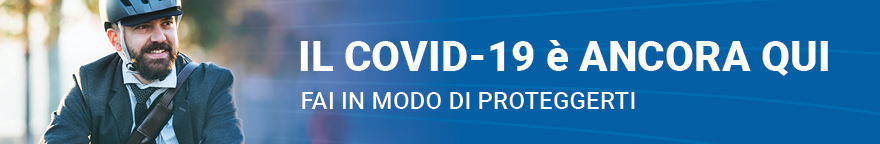 Foto di un uomo seduto in un autobus che indossa una mascherina. Testo: Il COVID-19 è ancora qui. Prendi dei provvedimenti per proteggerti.