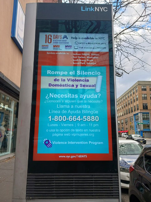 Link NYC kiosk displays information on local resources in Spanish for the 2023 16 Days of Activism Against Gender-Based Violence campaign. 