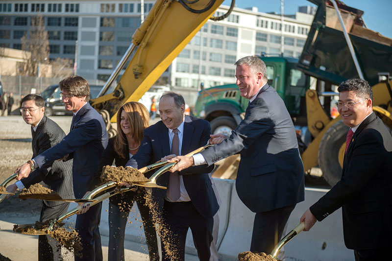 El alcalde de Blasio se une a residentes de Brooklyn para empezar proyecto de viviendas asequibles.