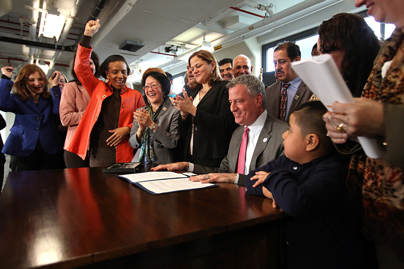 El alcalde de Blasio promulga ley de pago de licencias por enfermedad de la Ciudad de Nueva York