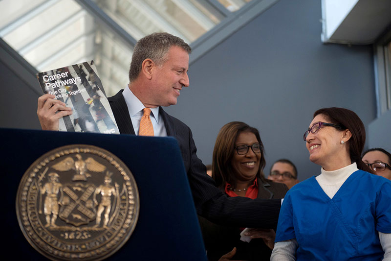 El alcalde de Blasio anuncia revisión del desarrollo de fuerza laboral en NYC.