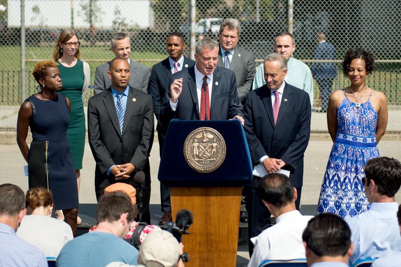 El alcalde de Blasio y el senador Schumer anuncian fondos federales para viviendas dañadas por Sandy