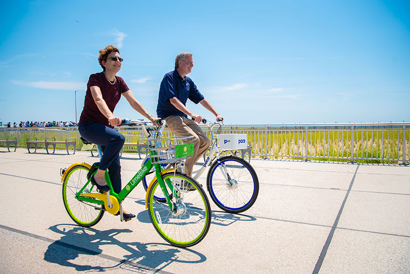 Mayor de Blasio Welcomes First Dockless Bikes to the Rockaways