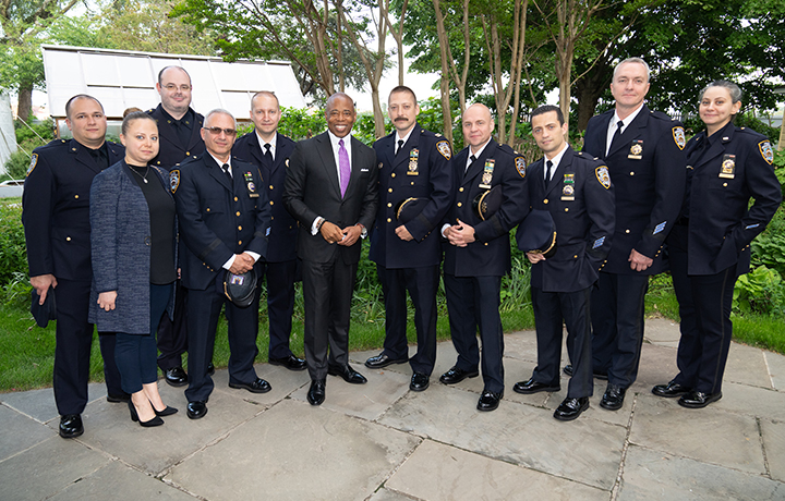 Mayor Adams poses with 10 NYPD officers