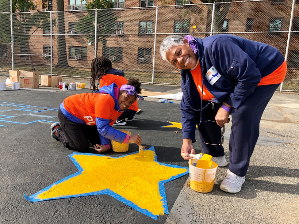 Pomonok residents painting