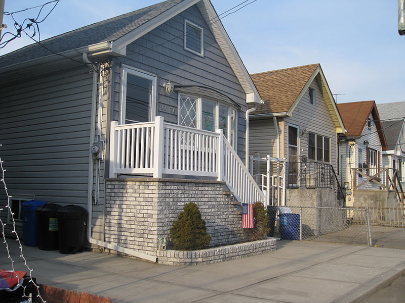 Detached houses on narrow lots in Hamilton Beach
