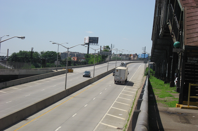 For a portion of its length south of Westchester Avenue, the Sheridan Expressway runs between the elevated 6 line (right) and below-grade Amtrak lines (left).