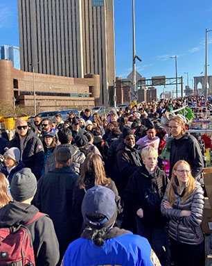 Crowding on the Brooklyn Bridge due to high pedestrian volumes and vending.