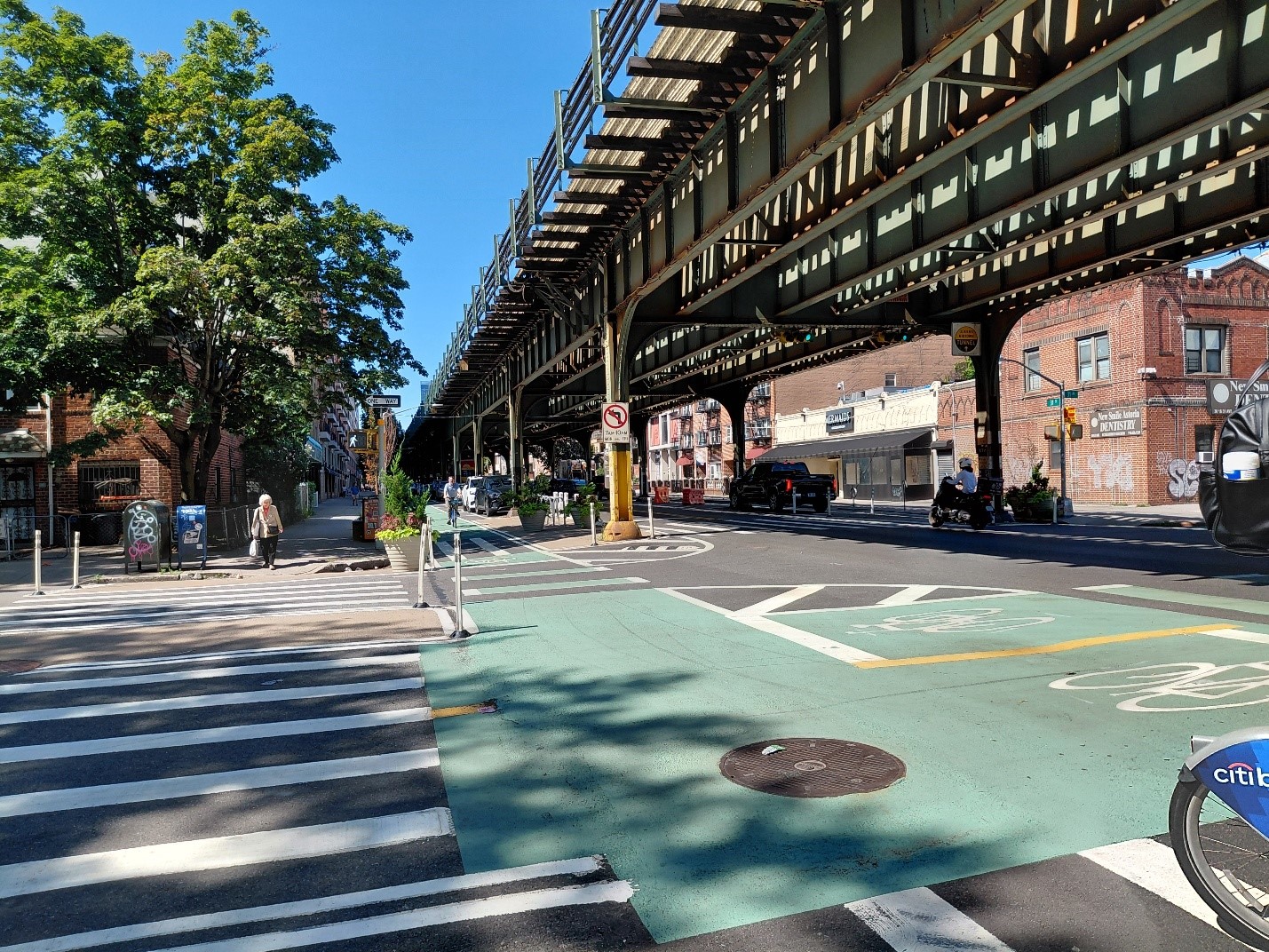 Curbside protected bike lanes and painted pedestrian islands shorten crossing distances and clarify traffic movements on 31st Street in Astoria, Queens. Credit: NYC DOT 