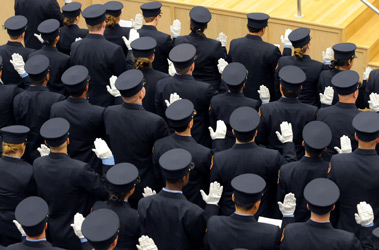 Graduates take the Oath of Geneva before receiving their diplomas.