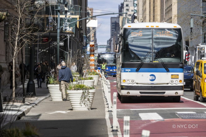 MTA SIM6 (Staten Island express bus) travels along Lexington Avenue’s bus lane in Manhattan. 